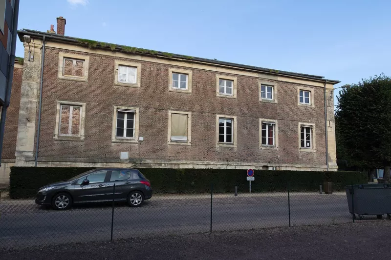 Mur ouest du tribunal (Pont-l'Évêque, Calvados, France)